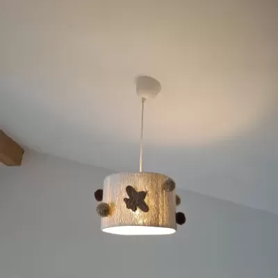 Candeeiro de teto pendente branco com pompons e forma de flor preta