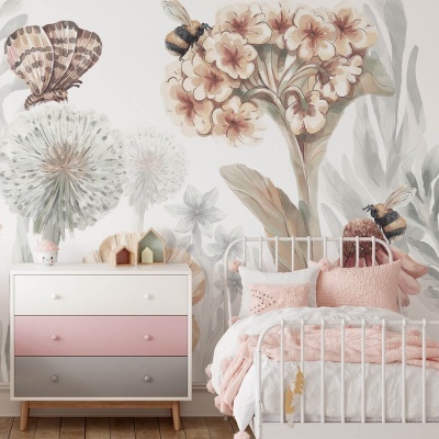 quarto infantil com papel de parede floral e abelhas, cama branca com roupa rosa e cómoda com gavetas coloridas