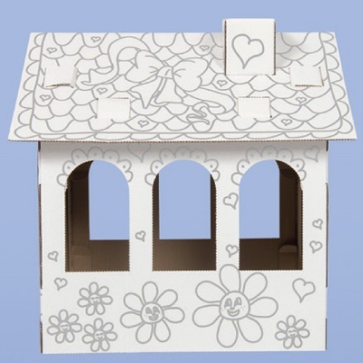 Casa de cartão branca com desenhos florais e janelas arqueadas