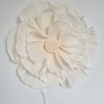 Flor decorativa branca em tecido com várias camadas de pétalas