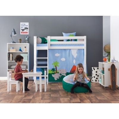 Quarto infantil com cama alta branca com cortina estampada de dinossauros e mobiliário branco