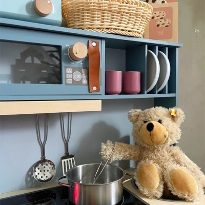 Cozinha de brincar azul com utensílios e peluche castanho claro
