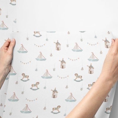 Papel de parede infantil com padrão de brinquedos em tons pastel