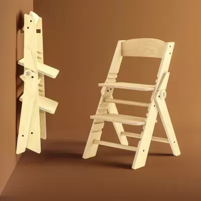 Cadeira infantil ajustável em madeira clara com unidade dobrada na parede