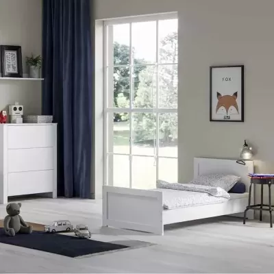 Quarto infantil com cama branca, cómoda, cortina azul e quadro de raposa.
