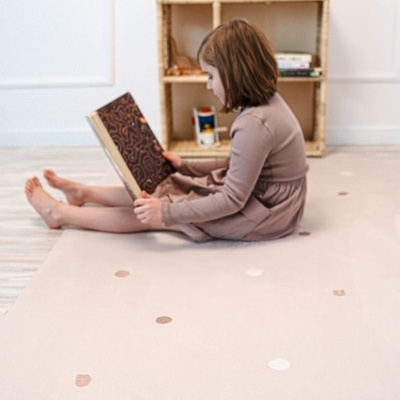 Tapete rosa claro com pequenos círculos coloridos e texto 'guau the nerd'