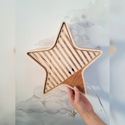 Prato estrela em madeira com padrão listrado e fundo de nuvens pintadas