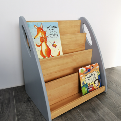 Estante para livros em madeira com dois livros infantis em chão de madeira cinzenta