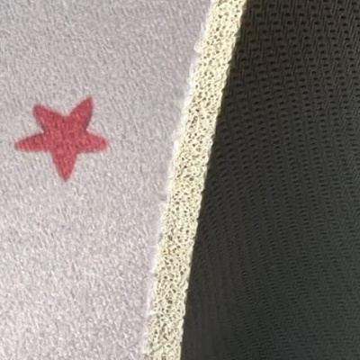 Três tecidos sobrepostos com padrões e texturas distintas em cores pastel e neutras