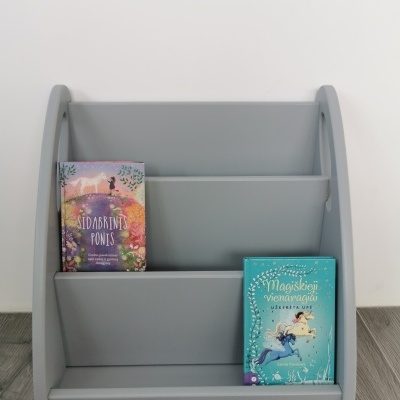 Estante infantil cinza com dois livros coloridos expostos