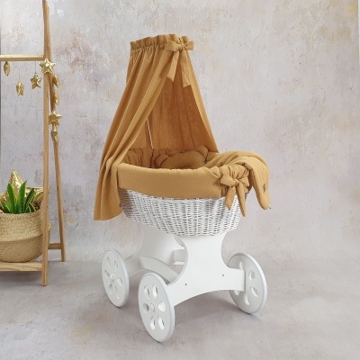 Berço de bebé branco em vime com tecido castanho claro e tenda, roda quatro rodas
