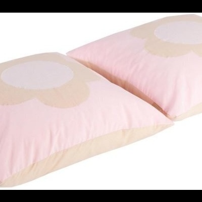 Duas almofadas rosa e bege com flores grandes e simples no centro