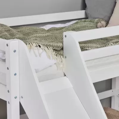 Cama infantil em madeira branca com escorrega e mantinha verde