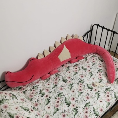 Cama com colchão floral e peluche de crocodilo cor-de-rosa
