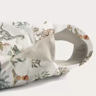 Saco ou almofada branca com padrão de dinossauros e plantas, interior bege