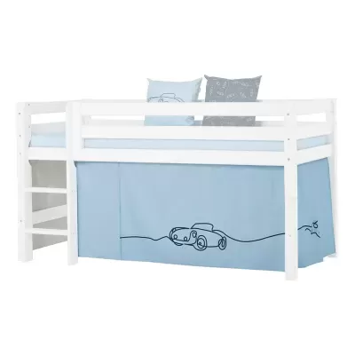 Cama infantil branca com colcha azul clara e cortina com carro desenhado
