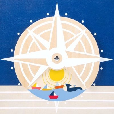 Bússola branca com sol amarelo e barcos coloridos no mar