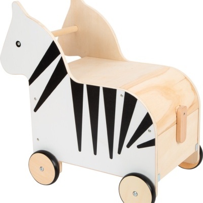 Cavalo de brincar em madeira clara com riscas pretas e rodas