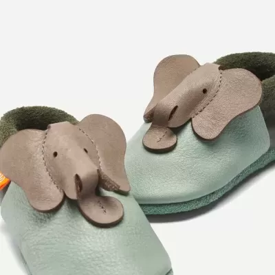 Sapatinhos de bebé em pele verde com cabeça de elefante castanha