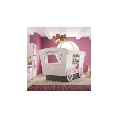 Cama infantil em forma de carruagem branca com detalhes em rosa numa divisão com paredes cor de rosa