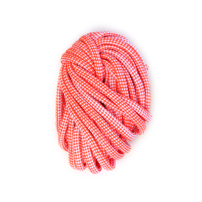 Cordão trançado laranja e branco enrolado sobre fundo branco