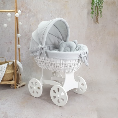 Carrinho de bebé em vime branco com tecido cinza e almofada ursinho