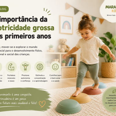 Menina em t-shirt bege e calças verdes a brincar com tapetes coloridos em ambiente interior acolhedor.