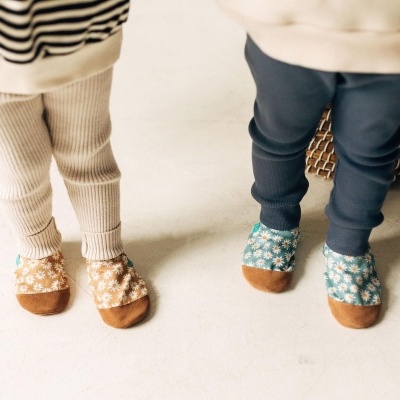 Leggings infantis e sapatilhas com padrão de margaridas e biqueira de camurça