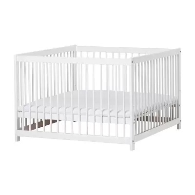 Parque infantil branco com colchão branco