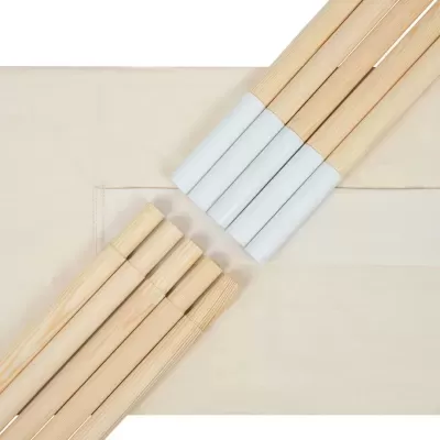 Varetas de madeira com e sem pintura branca sobre fundo bege