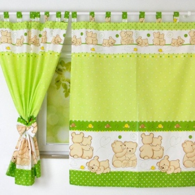 Cortinas verdes com estampado de ursos castanhos e bolas coloridas numa janela branca