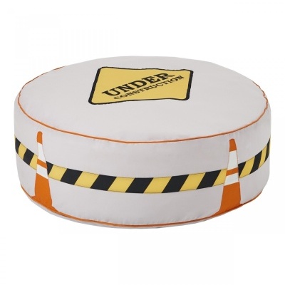 Pufe redondo branco com padrão de sinalização e texto UNDER CONSTRUCTION