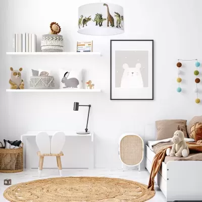 Quarto de criança com decoração e mobiliário branco, candeeiro com dinossauros e brinquedos