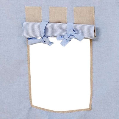 Bolsa ou saco de tecido azul claro com bordas bege e fita azul às riscas