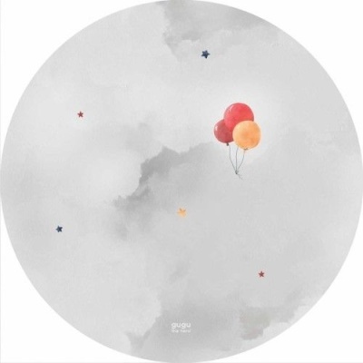 Fundo cinzento com nuvens, balões vermelhos e laranja e pequenas estrelas coloridas