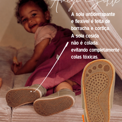 Criança com sapatos de sola antiderrapante em sofá rosa claro com texto sobre sola de borracha e cortiça