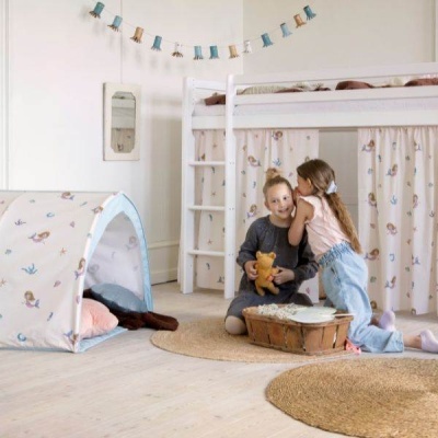 Quarto infantil com cama alta e tenda temática de sereias