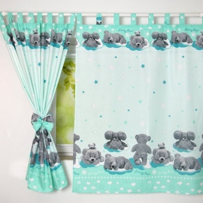 Cortinado azul claro com ursos cinzentos e estrelas num quarto infantil