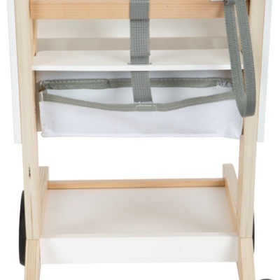 Carrinho de brinquedo de madeira clara com rodas pretas e alça cinzenta