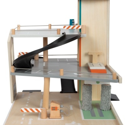 Parque de estacionamento em madeira com rampa preta e torre laranja