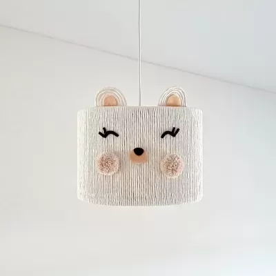 Candeeiro suspenso branco decorado com cara de ursinho e orelhas