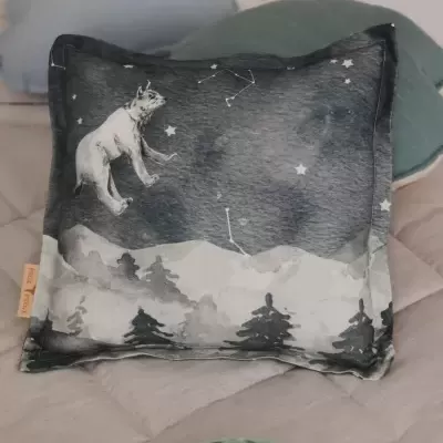 Almofada decorativa quadrada com design de urso e estrelas