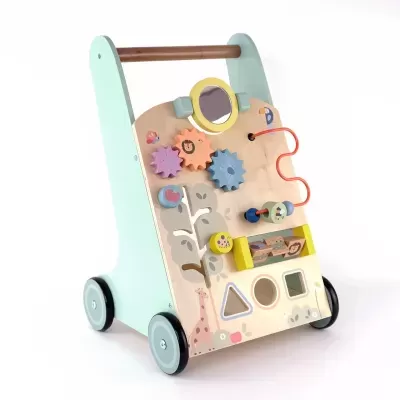 Carrinho de aprendizagem de madeira com rodas azuis e acessórios coloridos