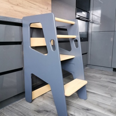 Escada para crianças cinzenta e madeira clara numa cozinha moderna