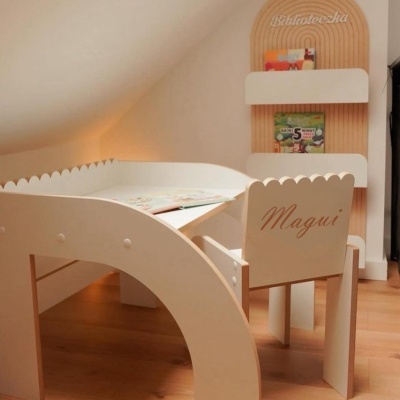 Conjunto de mobiliário infantil branco de madeira com mesa, cadeira personalizada e estante com livros.