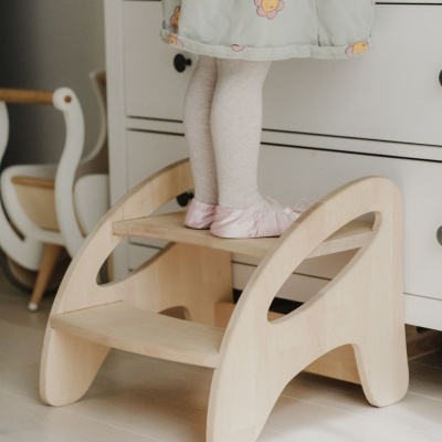 Escadote infantil de madeira clara com dois degraus