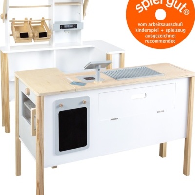 Cozinha de brincar infantil de madeira clara e branca com acessórios e selo spiel gut