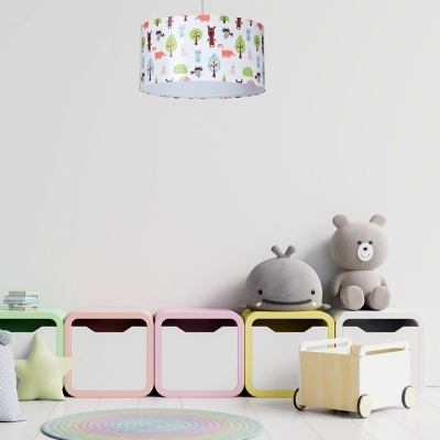 Ambiente infantil com cubos de arrumação coloridos, peluches, candeeiro com padrão de animais e carrinho de madeira