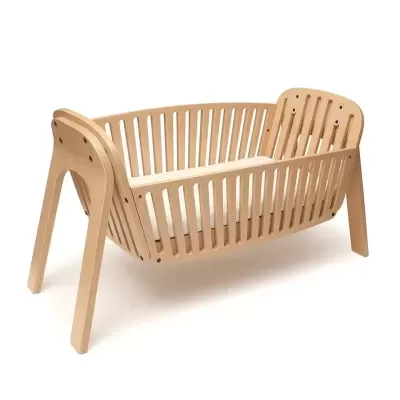 Berço de madeira clara com design ripado e colchão branco