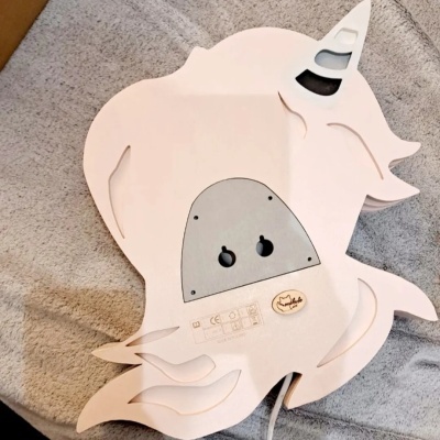 Espelho de parede unicórnio branco com suporte metálico e etiquetas de certificação